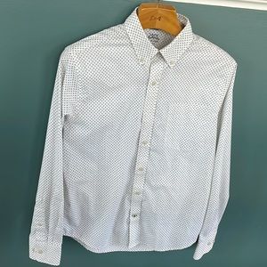 Men’s medium slim fit Izod dress shirt.